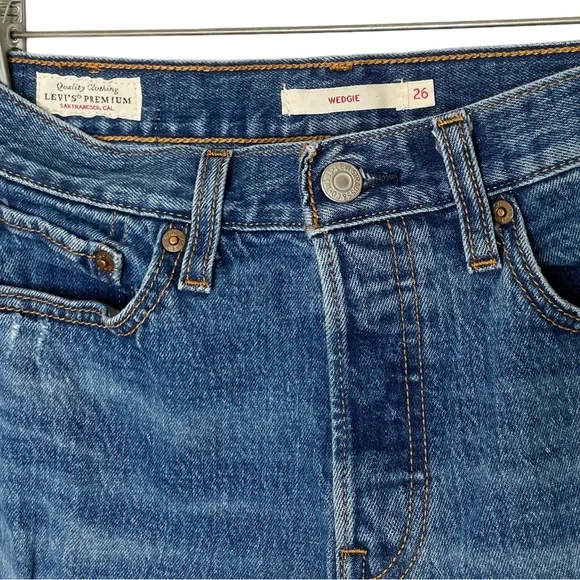 Levi’s Wedgie Icon Distressed High Waisted Jeans - Picture 6 of 8
